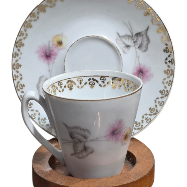 Xícara de café com pires em Porcelana Real