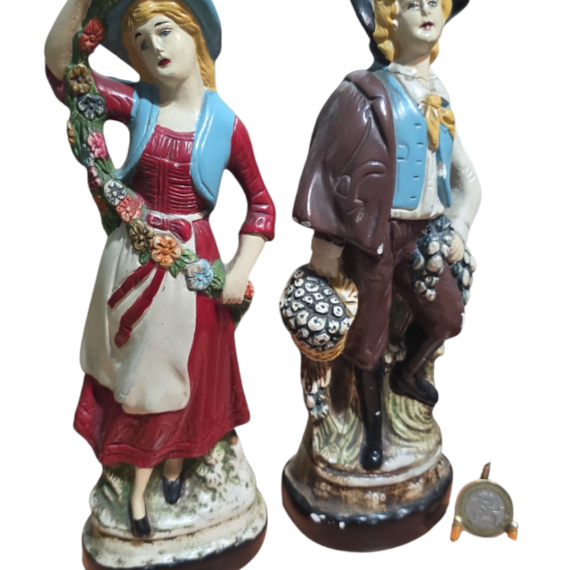 Par de esculturas portuguesas em estuque esmaltado