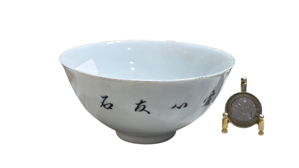 Bowl em Porcelana oriental pintado à mão e com filetes de ouro