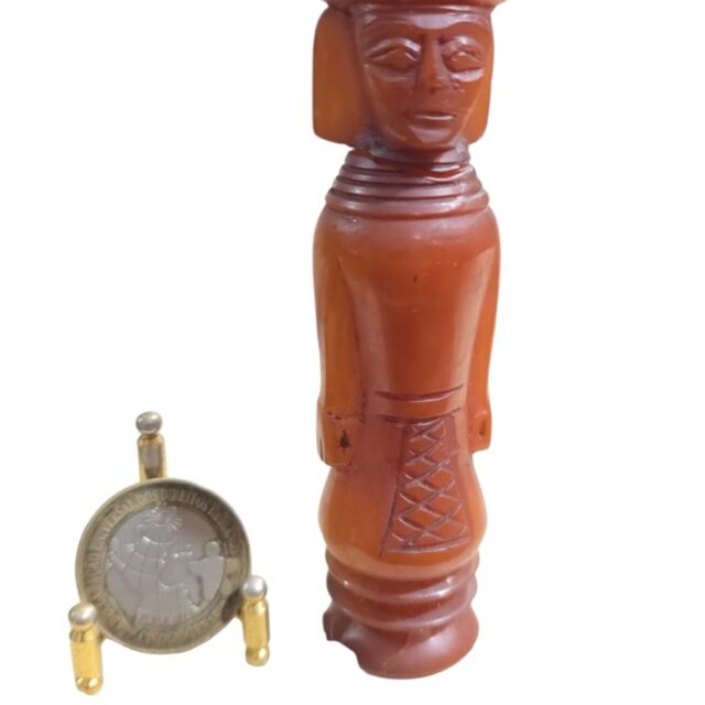 Escultura com restauro na cabeça