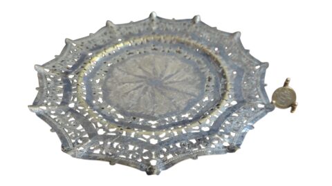 Elegante centro de mesa trípode, espessurada a prata