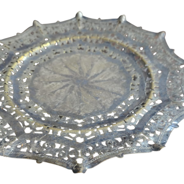 Elegante centro de mesa trípode, espessurada a prata