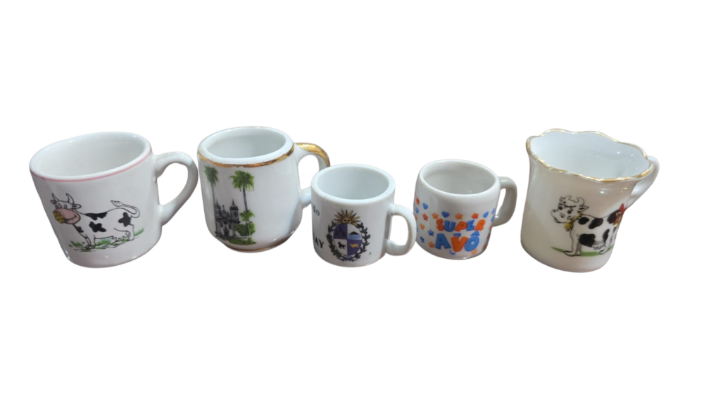 Lote com cinco antigas canecas de porcelana