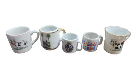 Lote com cinco antigas canecas de porcelana