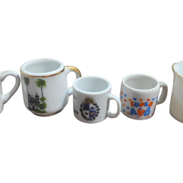Lote com cinco antigas canecas de porcelana