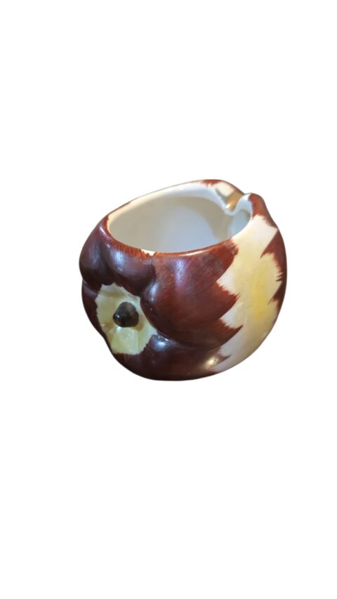 Antigo cinzeiro em formato de fruta de porcelana pintada a mão