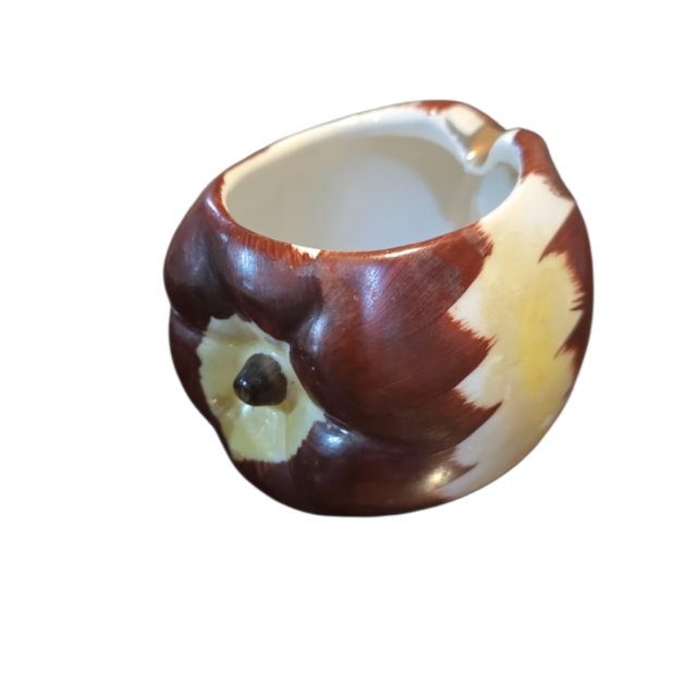 Antigo cinzeiro em formato de fruta de porcelana pintada a mão