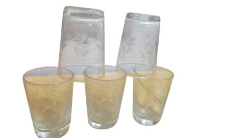 Antigo conjunto de cinco copinhos com lapidações vegetalistas