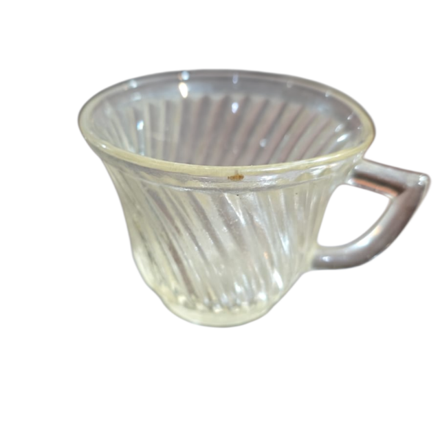 Delicada e antiga xícara de café de vidro canelado
