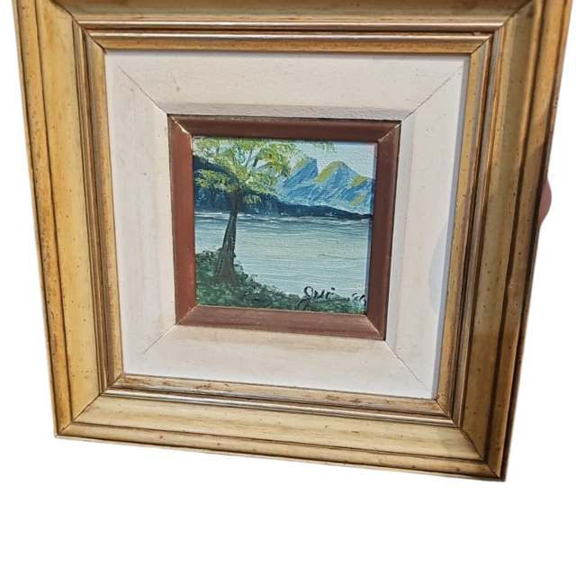 Quadro com pintura assinada