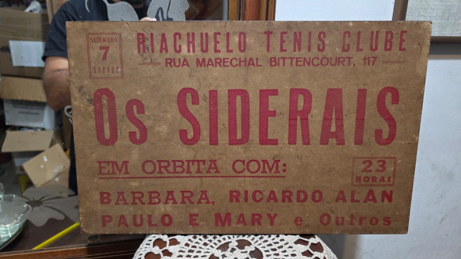 Placa antiga do que parece ser um cartaz de anúncio para um evento social ou musical - Imagem 2