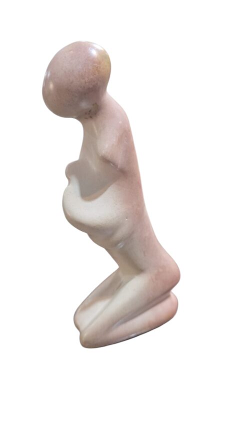 Escultura maternal de pedra