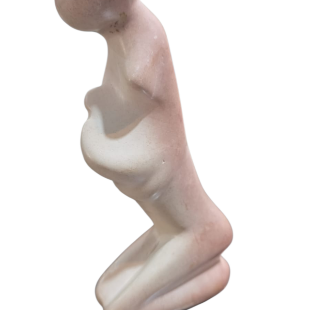 Escultura maternal de pedra