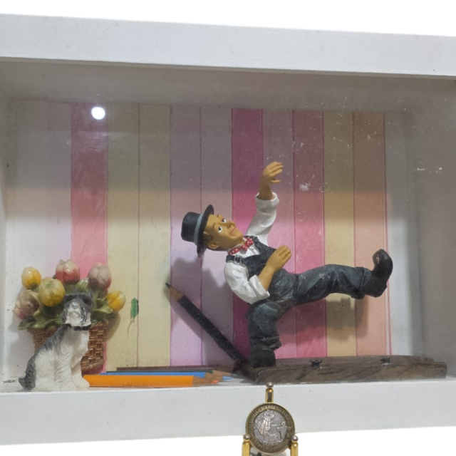 Bela decoração para parede com expositor