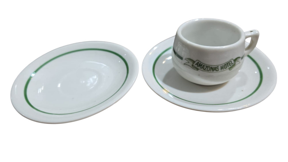 Xícara de café com dois pires, Amazonas Hotel, porcelana São Caetano