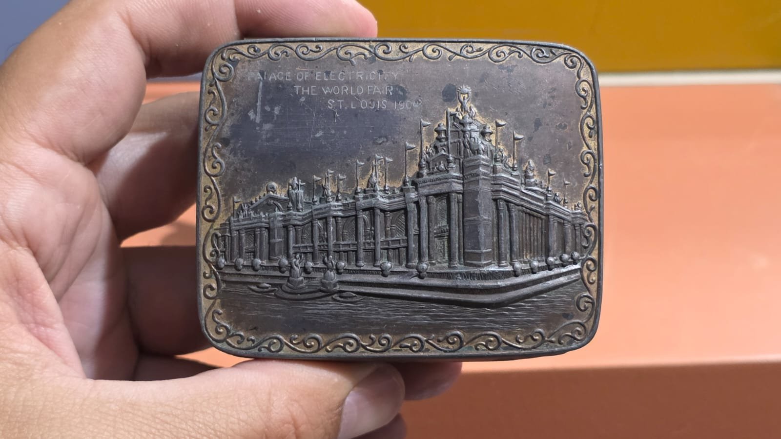 Caixa metálica centenária – Palácio da Eletricidade, St. Louis 1904 - Imagem 3