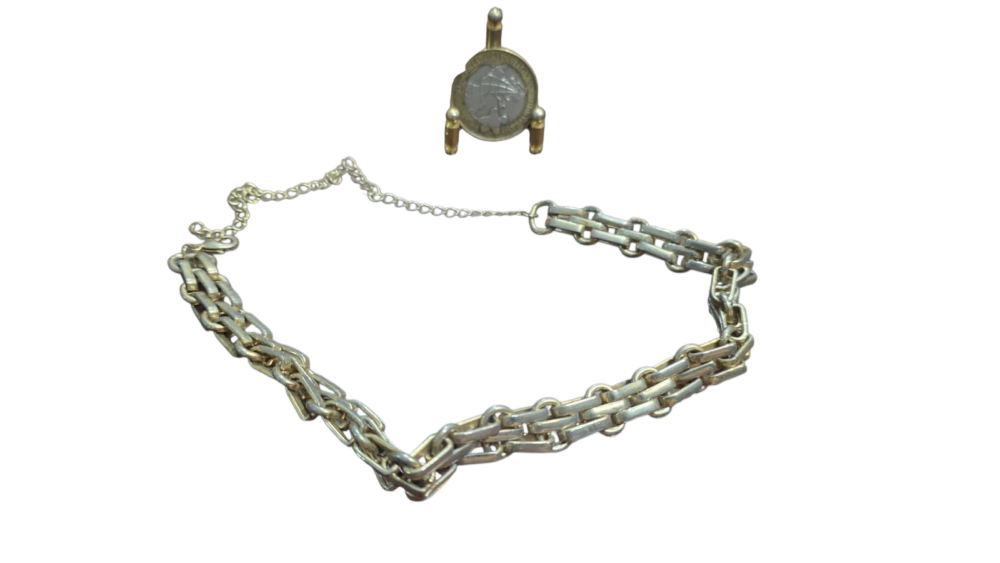 Elegante colar em metal