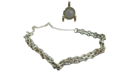 Elegante colar em metal