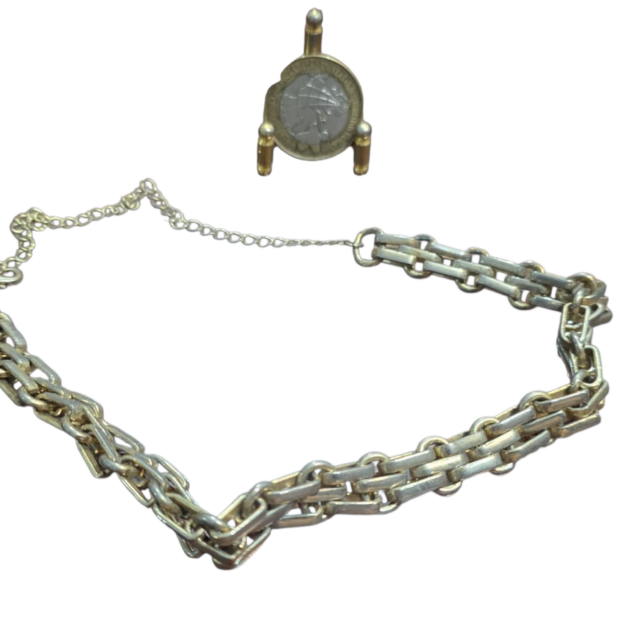 Elegante colar em metal