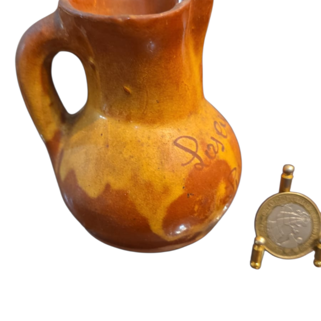 Jarra de cerâmica artesanal, peça assinada