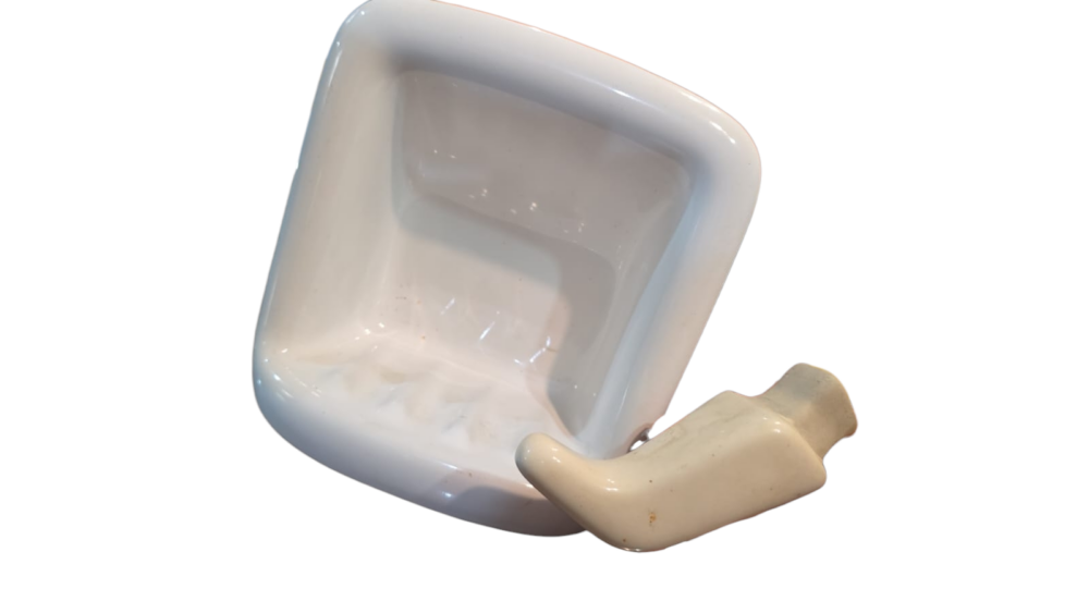 Antigo conjunto para banheiro de porcelana