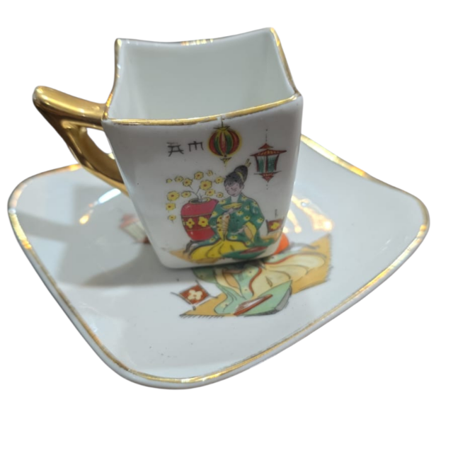 Elegante xícara de porcelana com filetes de ouro e arte oriental