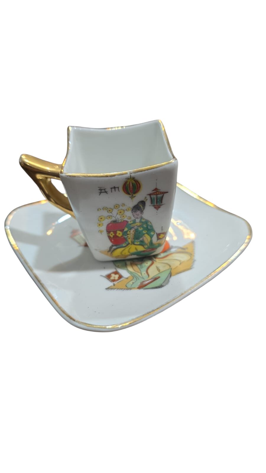 Elegante xícara de porcelana com filetes de ouro e arte oriental