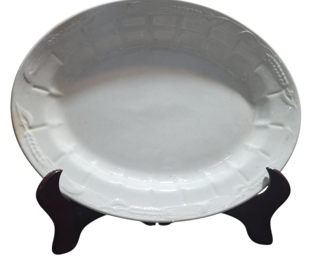 Antiga travessa de louça com belos relevos