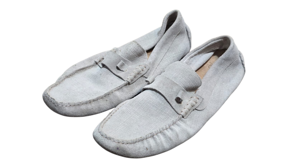 Sapatos mocassins de camurça claros, estilo loafers ou driving shoes