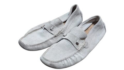 Sapatos mocassins de camurça claros, estilo loafers ou driving shoes