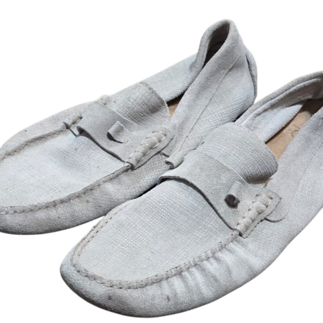 Sapatos mocassins de camurça claros, estilo loafers ou driving shoes