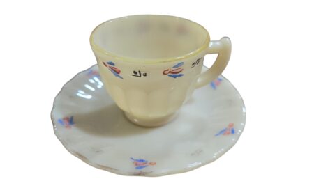 Xícara de café raríssima e antiga, em opalina canelada colorex