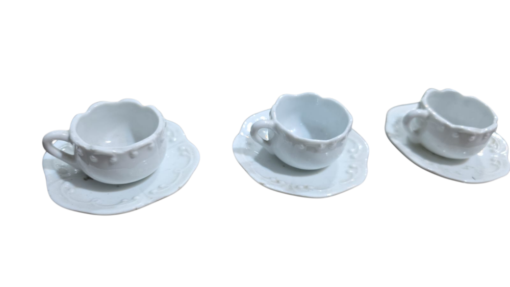 Xícaras de café de porcelana, pequenas e com graciosos relevos. (valor unitário)
