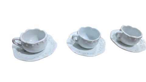 Xícaras de café de porcelana, pequenas e com graciosos relevos. (valor unitário)