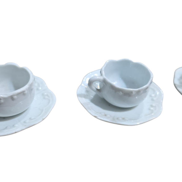 Xícaras de café de porcelana, pequenas e com graciosos relevos. (valor unitário)