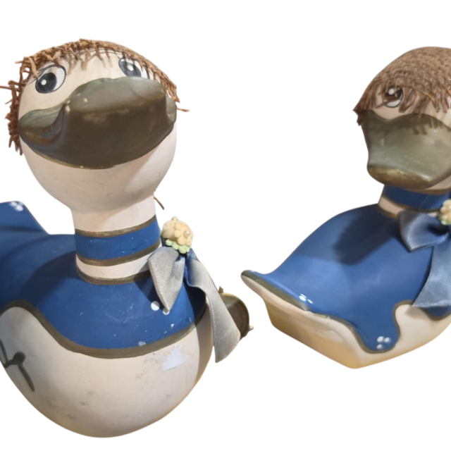 Patos de cerâmica pintados a mão