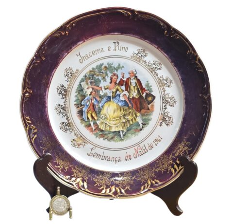 Belíssimo prato de coleção com cena romântica em estilo clássico/rococó no centro