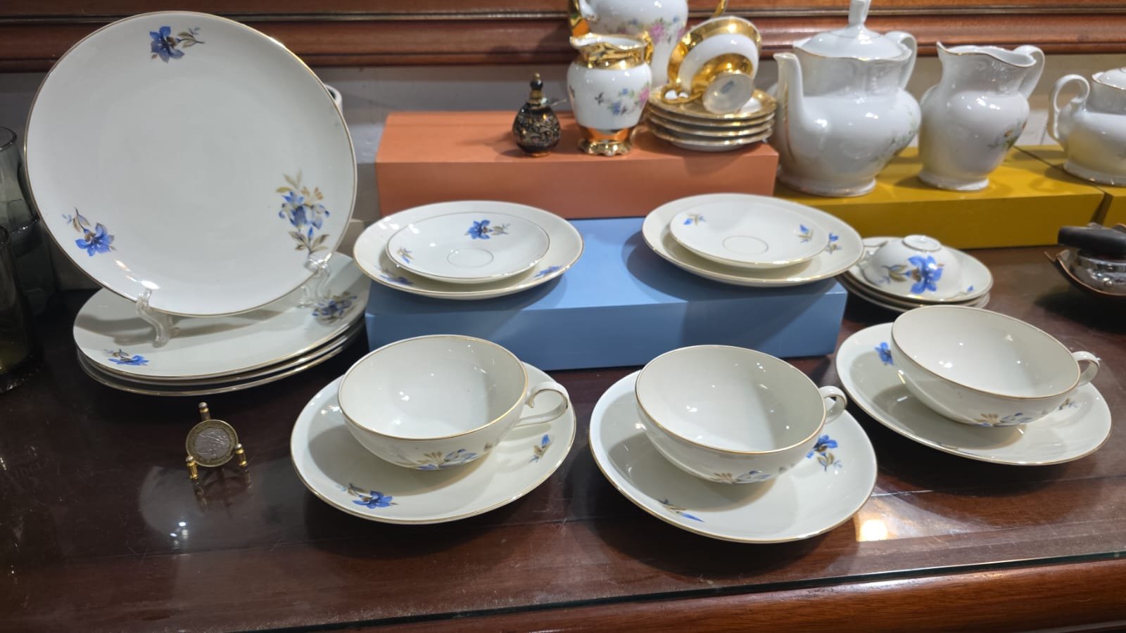 Conjunto em porcelana Tcheca Bohemia, motivos florais azuis e filetes de ouro - Imagem 2