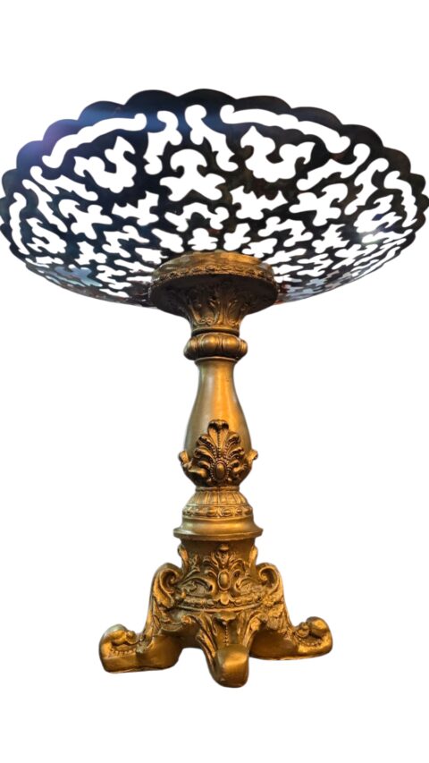 Belíssima centro de mesa de resina ricamente ornamentado
