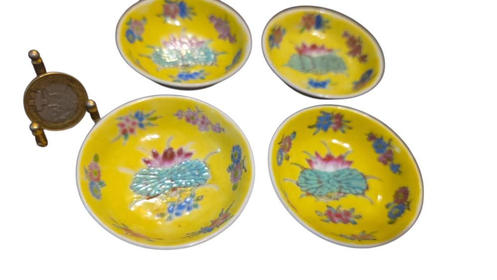 Pequenos bowls de porcelana oriental