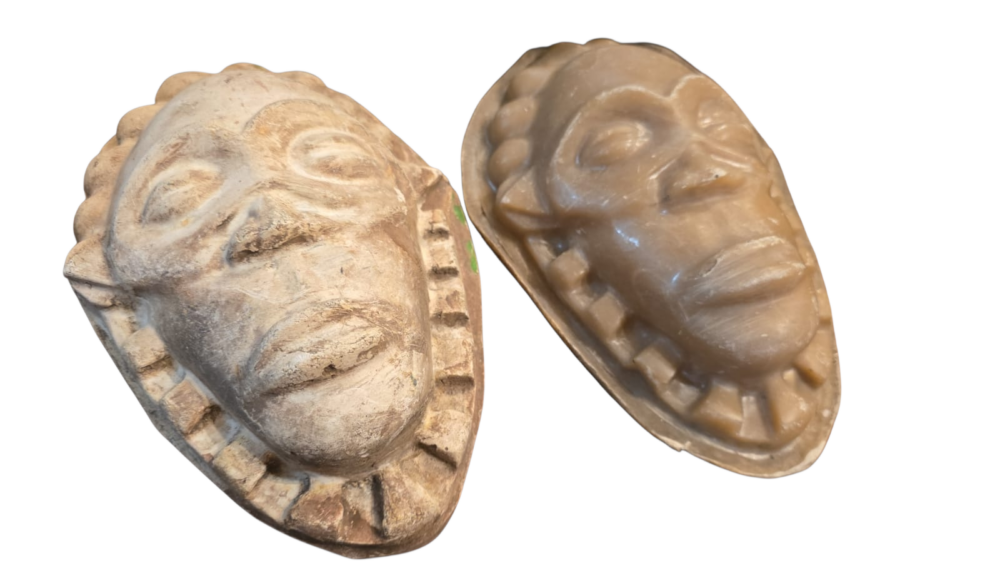 Par de máscaras artesanais de parede, em fibra de vidro