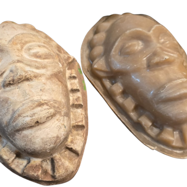 Par de máscaras artesanais de parede, em fibra de vidro