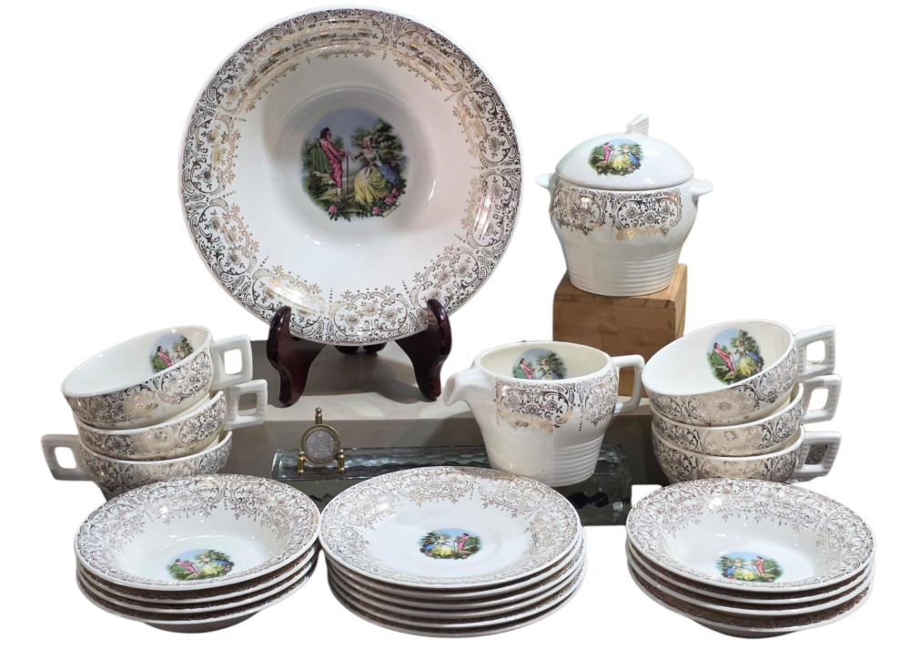 Magnífico conjunto com cena galante e filetes de ouro 22k.