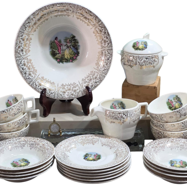 Magnífico conjunto com cena galante e filetes de ouro 22k.