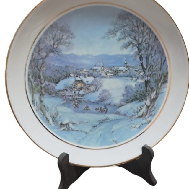 Bela porcelana com arte de inverno e filetes de ouro
