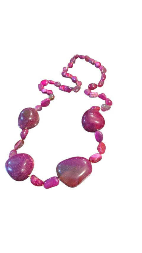 Colar elegante de contas de pedras