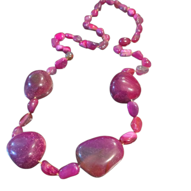 Colar elegante de contas de pedras