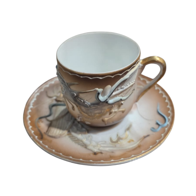 Xícara de café porcelana Satsuma casca de ovo, gueixa ao fundo
