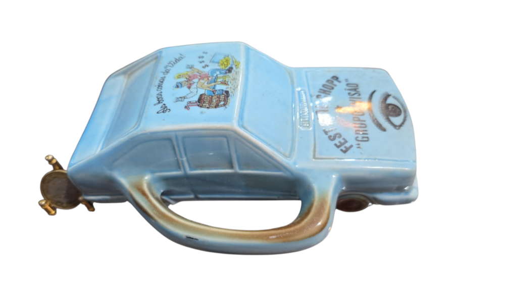 Rara e antiga caneca em formato de carro