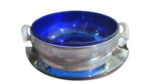 Antigo drageoir, um tipo de recipiente decorativo usado para guardar confeitos ou doces